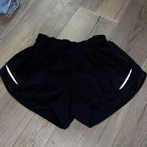 lululemon hotty hot shorts 2.5’